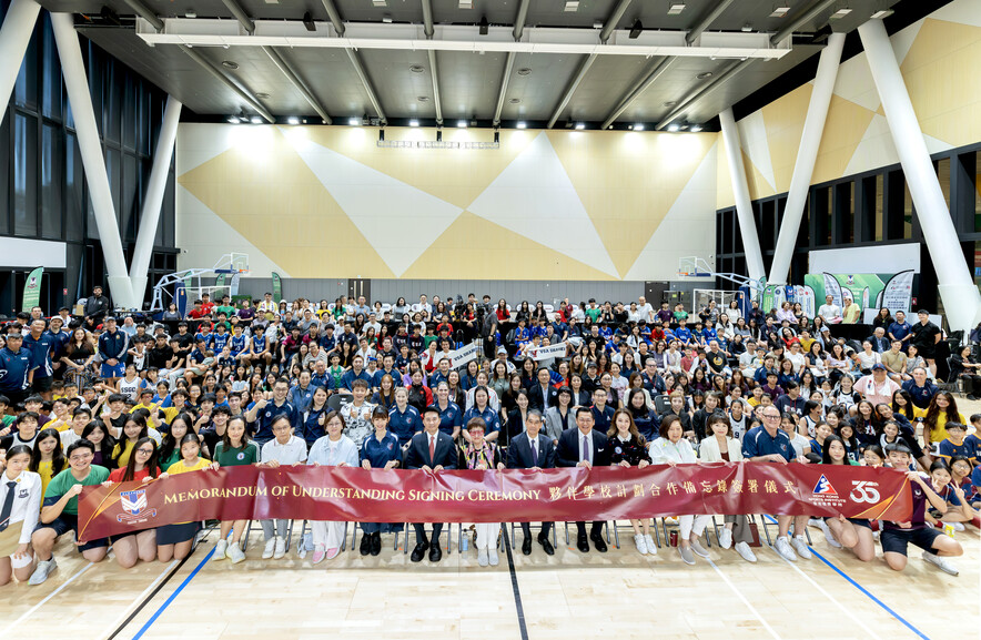 <p>The guests took a group photo with students and parents to celebrate a significant milestone in the partnership between the HKSI and VSA.&nbsp;(Photo:&nbsp;Victoria Shanghai Academy)</p>
